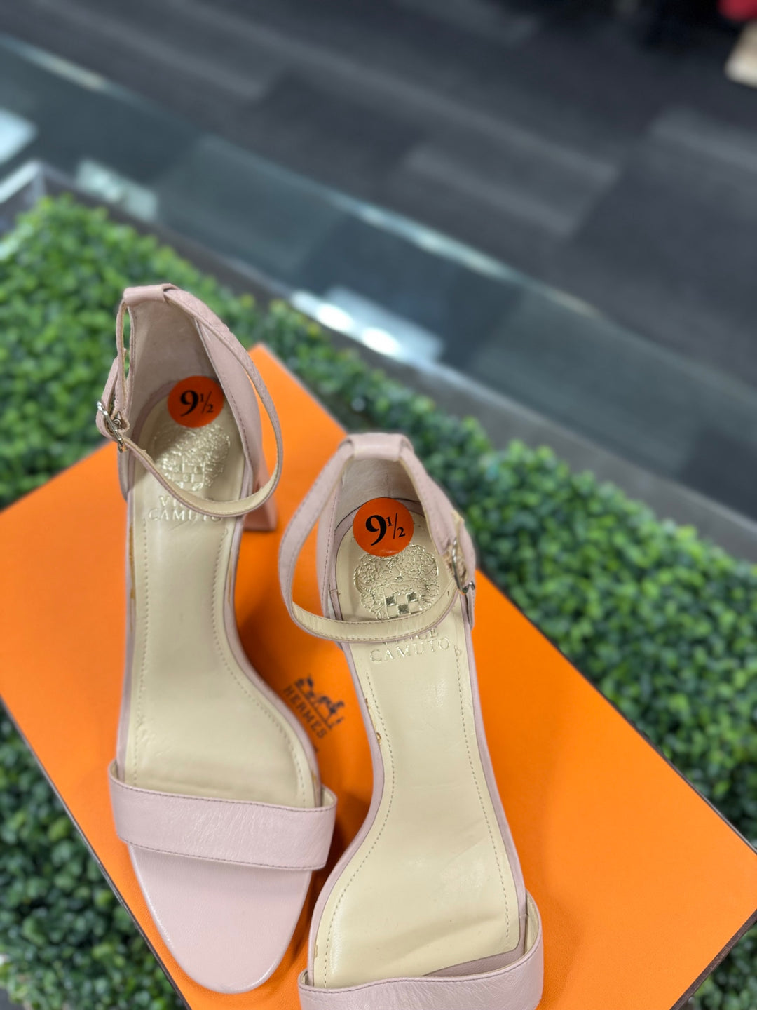 Vince Camuto Sandals 9.5 Beige
