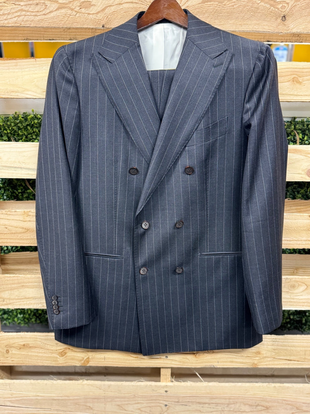 Suitsupply Men's Suit 44L Dark gray with pinstripes