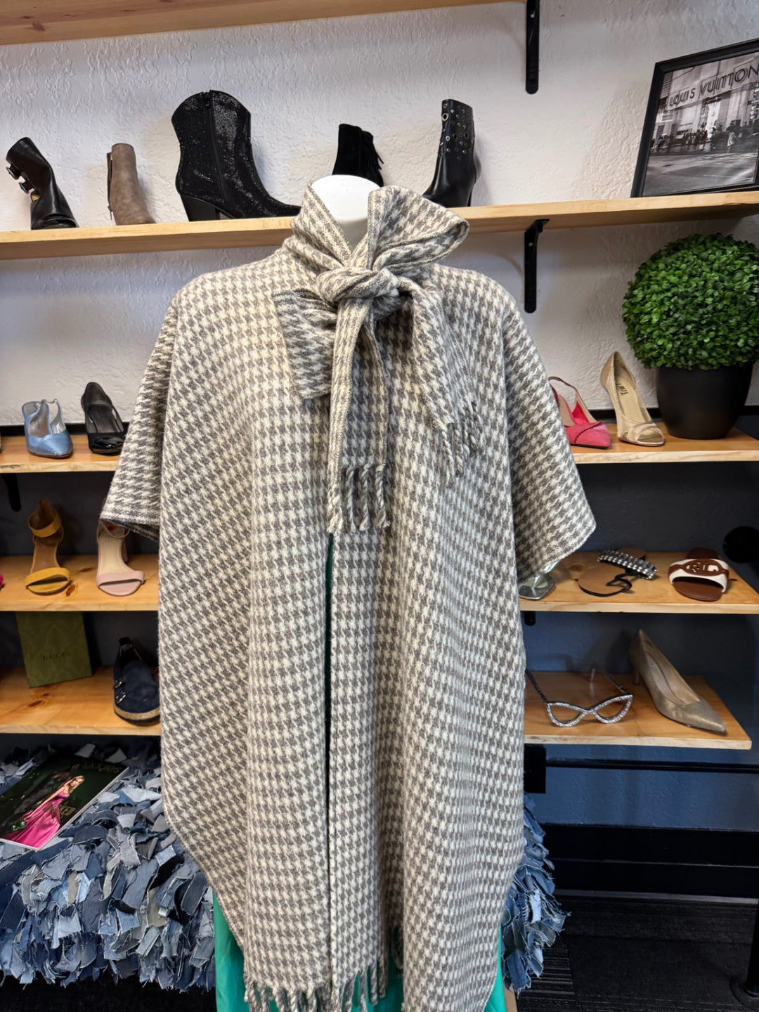 Gumbo Luxury Poncho - One Size Beige and white
