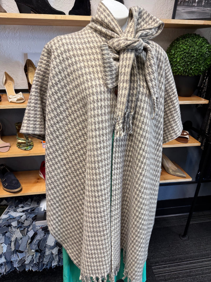 Gumbo Luxury Poncho - One Size Beige and white
