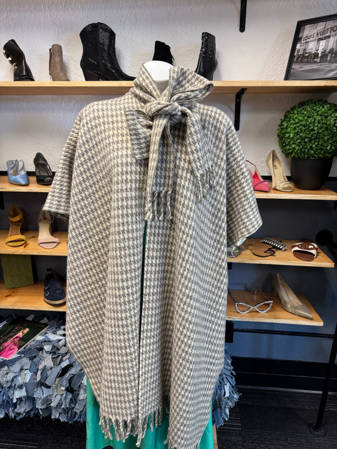 Gumbo Luxury Poncho - One Size Beige and white