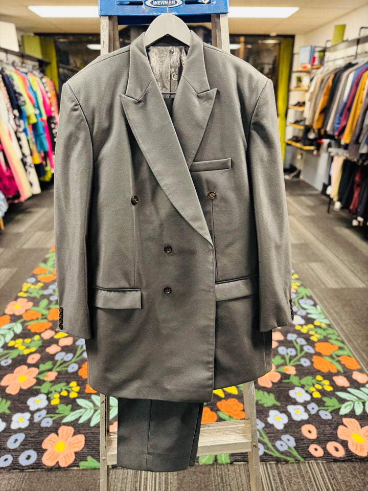 French Crown 2pc Men’s Suit - 52R Gray