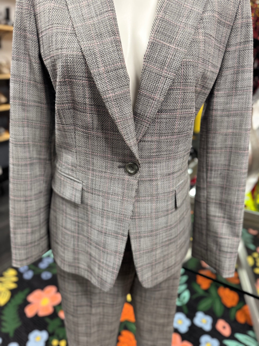 Tahari Pants 2pc Pant Suits (Blk/Grey Plaid)