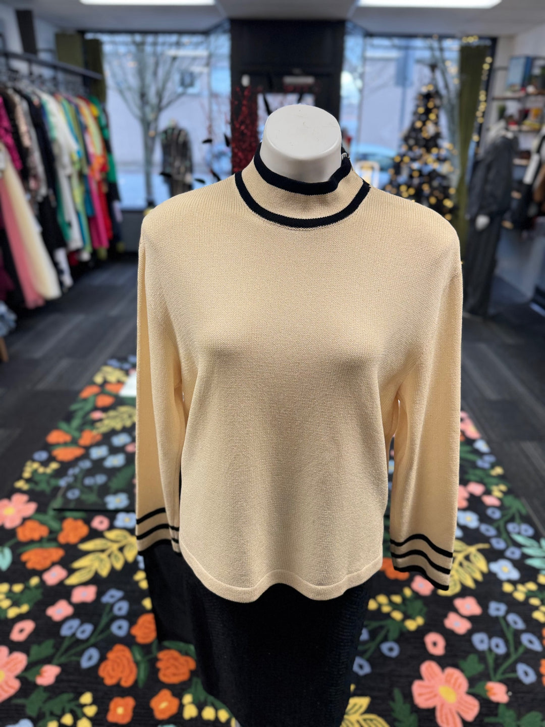 St. John Knit Women's Tops SM Cream/Black