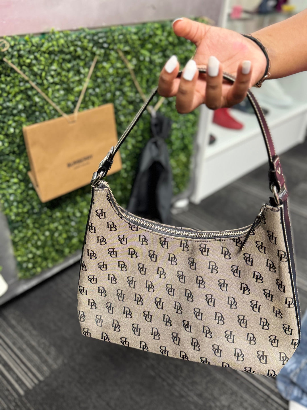 Dooney & Bourke Women’s Handbag (Beige & Black)