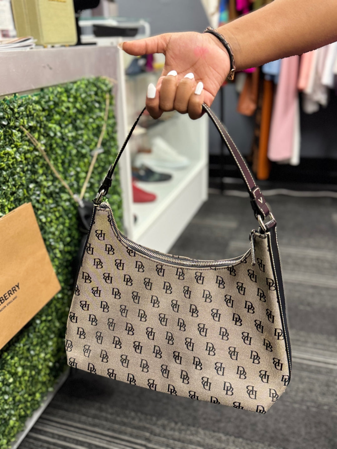 Dooney & Bourke Women’s Handbag (Beige & Black)