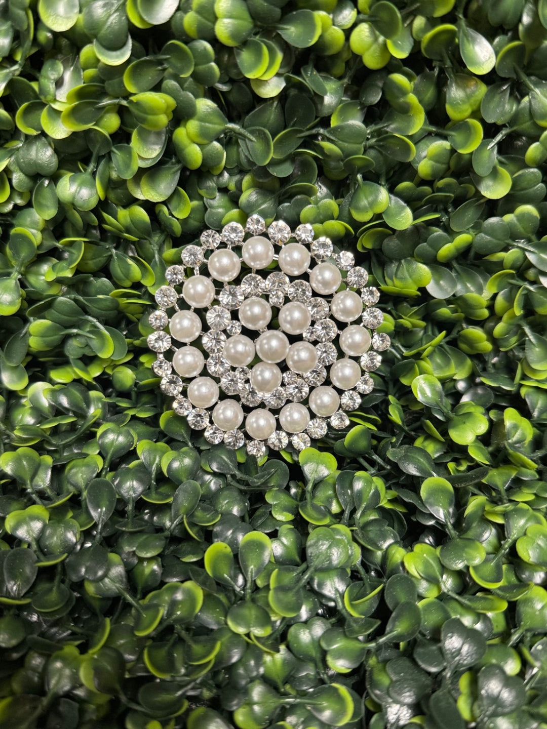 Gumbo Lux Jewelry Brooch - White & Silver