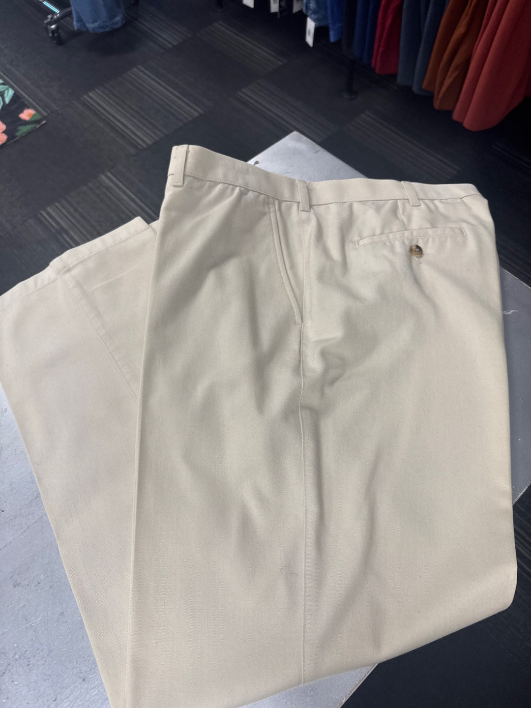 Van Heusen Men’s Khaki (40x32 Beige) 