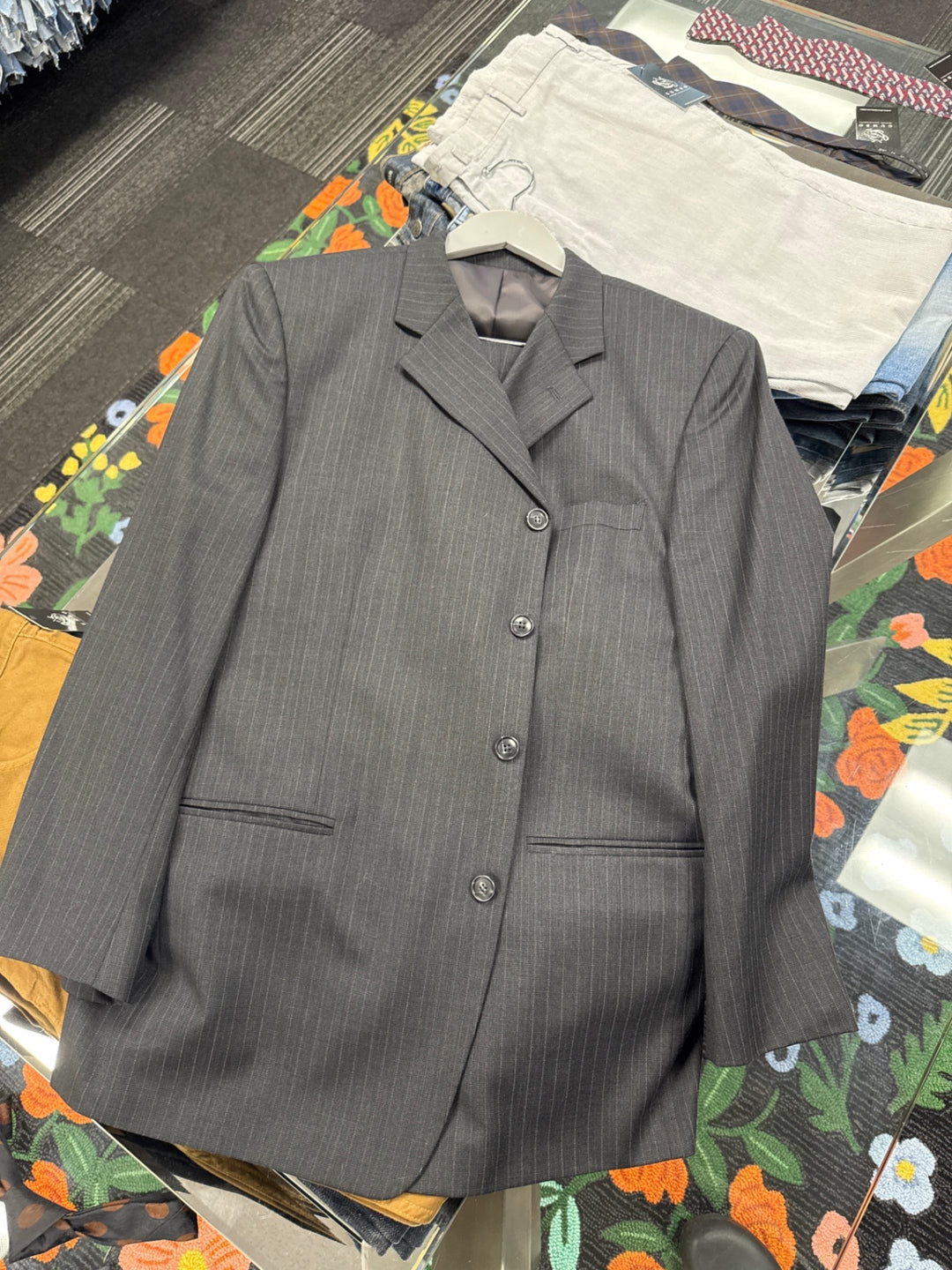 Linea Uomo Men’s 2pc Suit (46R Pinestripe)